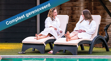 2 vrouwen op een ligbed
